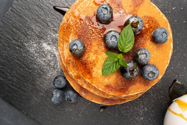 Stapelweise Pfannkuchen Mit Frischem Blaubeer Und Karamellsirup — Stockfoto