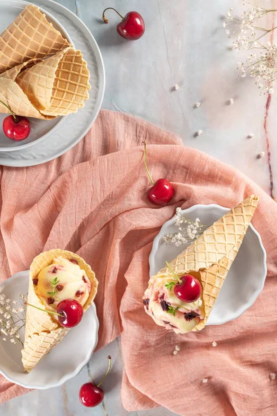Traditionelle Waffelkegel Mit Eis Und Kirschfrüchten Auf Marmorsteinoberfläche — Stockfoto