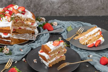 Çilekli pasta, çilekli kek taze çilekli ve koyu arkaplanda ekşi krema.