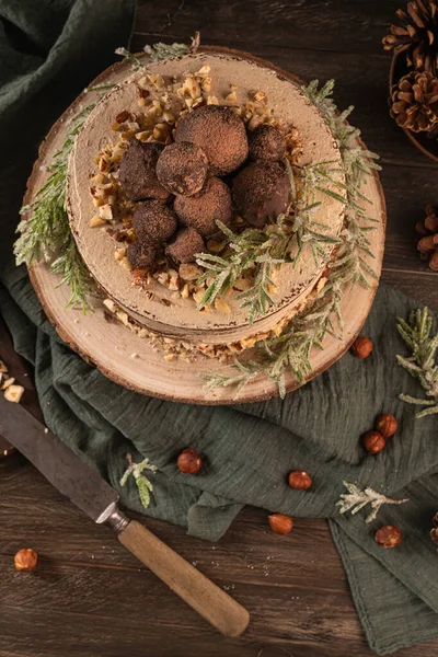 Leckere Nackte Schokolade Und Haselnusskuchen Auf Der Rustikalen Holzarbeitsplatte Ansicht — Stockfoto