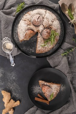 Mutfak tezgahında armut, zencefil ve tarçınlı lezzetli baharatlı pasta..