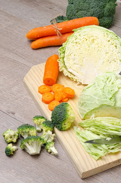 Broccoli Verdi Freschi Carota Aglio Cipolla Cavolo Tagliere Legno Macro — Foto Stock