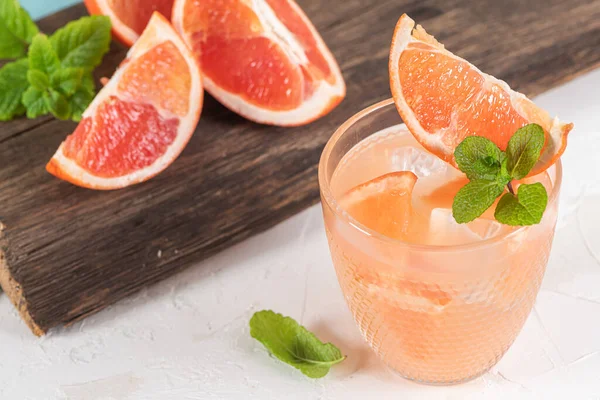 テーブルの上のグラスにミントとグレープフルーツジュース 爽やかな夏のカクテル — ストック写真