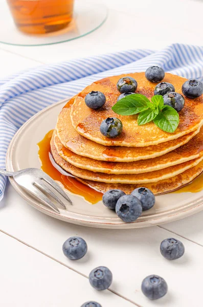 Stapelweise Pfannkuchen Mit Frischem Blaubeer Und Karamellsirup — Stockfoto