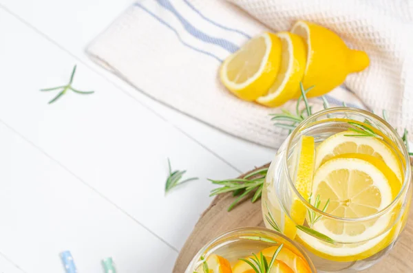 Preparazione Della Bevanda Alla Limonata Limonata Brocca Limoni Con Rosmarino — Foto Stock