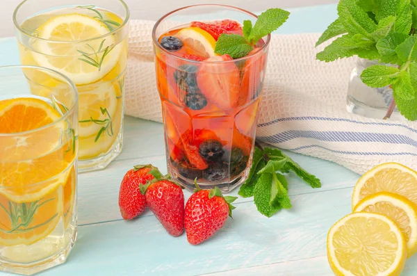 Desintoxicación Frutas Con Infusión Agua Aromatizada Refrescante Cóctel Casero Verano — Foto de Stock