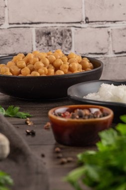 Mutfak tezgahında bir kasede bezelye pişirdim..