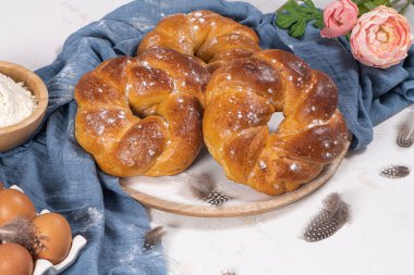 Portekiz geleneksel paskalya pastası. Tahta masada yumurtalı yaprak. Tatlı ekmek