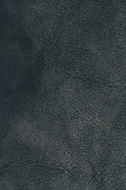 Siyah deri dokusuna çok yakın.