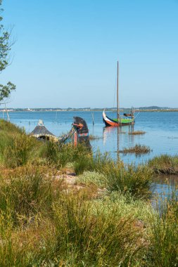 Moliceiro, Portekiz 'in Ria de Aveiro şehrinde dolaşan teknelere verilen isimdir. Bu gemiler başlangıçta molico (tarım için toplanan sualtı bitki örtüsü) koleksiyonu için kullanılmıştır.)