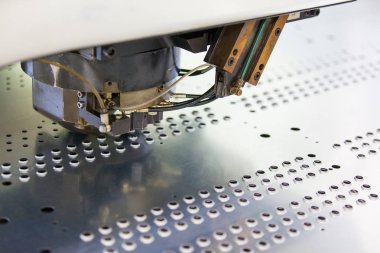 Perfore metal sanayi makinesi.