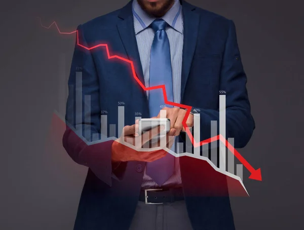 Sonbaharda, aşağı ekonomi grafik ile işadamı.