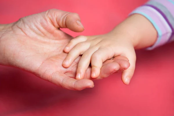 Tenere la mano del bambino — Foto Stock