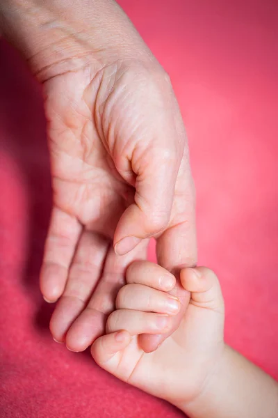 Tenere la mano del bambino — Foto Stock