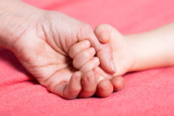 Tenere la mano del bambino — Foto Stock