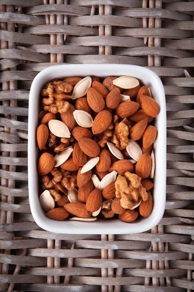 Gemengde noten, weergave van bovenaf van verschillende typen. Zaad van de walnoot, hazelnoot, amandelen en pompoen. — Stockfoto