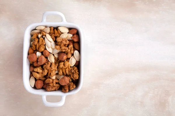 Nueces mixtas, vista desde arriba de diferentes tipos. Nuez, avellana, almendras y semillas de calabaza . — Foto de Stock