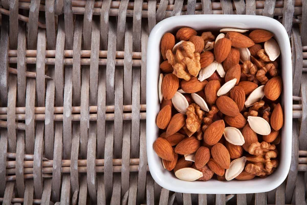 Gemengde noten, weergave van bovenaf van verschillende typen. Zaad van de walnoot, hazelnoot, amandelen en pompoen. — Stockfoto