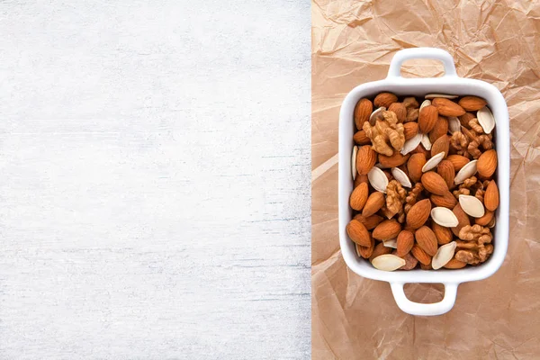 Gemengde noten, weergave van bovenaf van verschillende typen. Zaad van de walnoot, hazelnoot, amandelen en pompoen. — Stockfoto