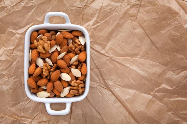Gemengde noten, weergave van bovenaf van verschillende typen. Zaad van de walnoot, hazelnoot, amandelen en pompoen. — Stockfoto