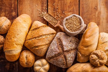 Ahşap masa, üstten görünüm ekmek.