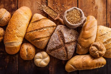 Ahşap masa, üstten görünüm ekmek.