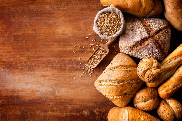 Brot auf Holztisch, Draufsicht. — Stockfoto