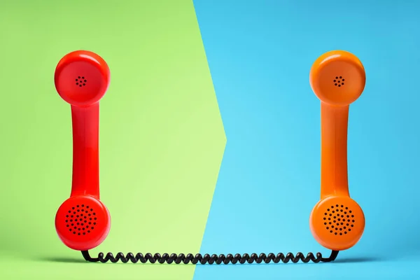 レトロなスタイルの赤とオレンジの電話 — ストック写真