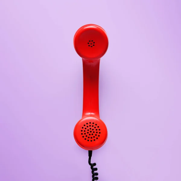 Czerwony Telefon Stylu Retro Fioletowym Tle — Zdjęcie stockowe