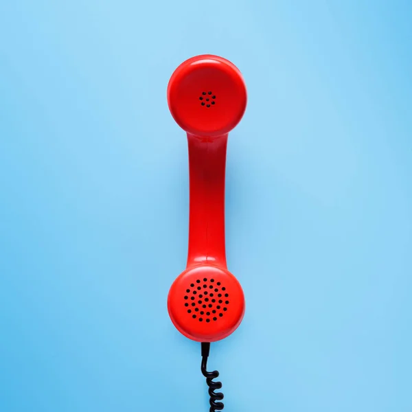 蓝色背景的复古风格红色电话 — 图库照片