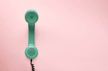 Antika telefon, düz yatıyordu.