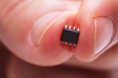 Miniyonga üstünde parmak, yakın çekim.  