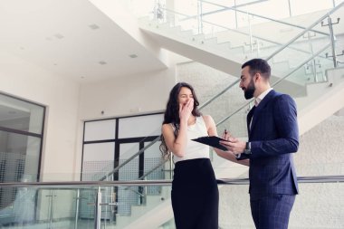 İki iş arkadaşları ofis dışında çalışma hakkında konuşmak.