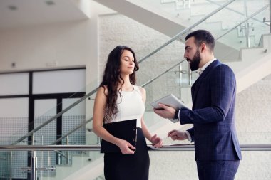 İki iş arkadaşları ofis dışında çalışma hakkında konuşmak.