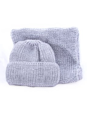 El yapımı örgü kıyafetler, yün şapka ve yumuşak gri Snood. Kış mevsimi için sıcak kıyafetler. Yukarıdan görünüşü.