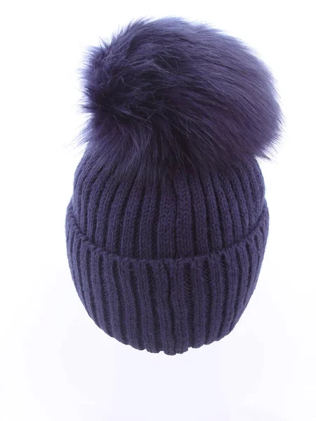 Chapéu de lã de malha azul escuro com pompom isolado no fundo branco — Fotografia de Stock