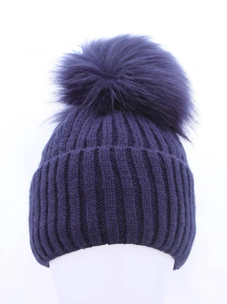 Sombrero de lana de punto azul oscuro con pompón aislado sobre fondo blanco —  Fotos de Stock