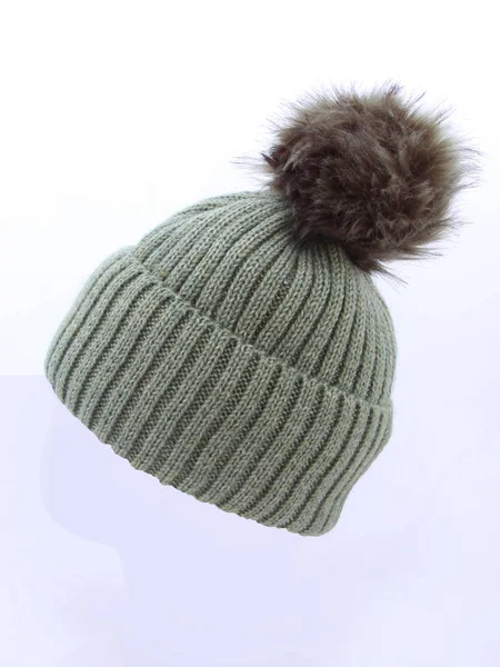 Chapéu de inverno de lã verde claro com pompom POM POM isolado em branco — Fotografia de Stock
