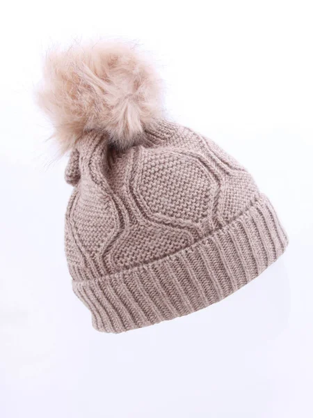 Gorro de lana marrón claro hermoso de punto con pompón de bola de piel, punto cercano, aislado sobre fondo blanco — Foto de Stock