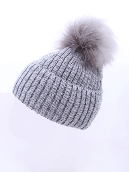 Bonnet gris tricoté isolé sur fond blanc. Chapeau avec pompon vue de dessus . — Photo