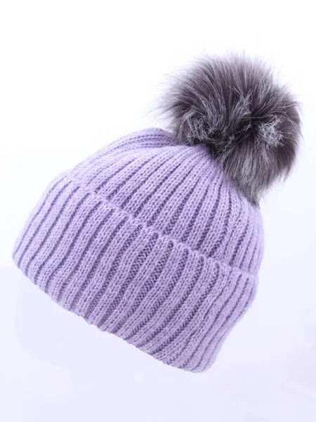 Chapeau de luxe en laine tricotée avec pompon en fourrure, lilas et turquoise, automne, hiver, isolé sur fond blanc, garniture — Photo