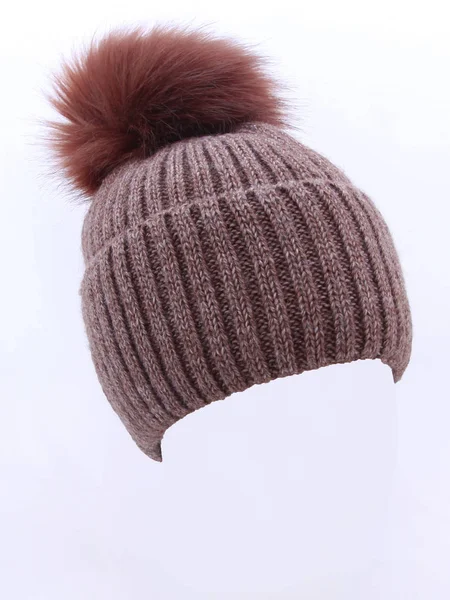 Sombrero de punto aislado sobre fondo blanco. Sombrero con pompón. Sombrero marrón —  Fotos de Stock