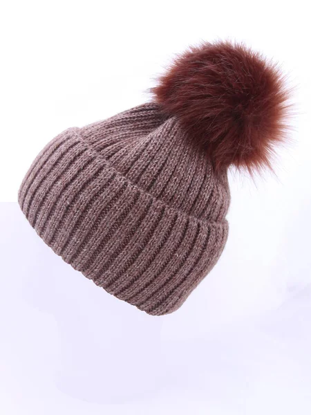 Chapéu de malha isolado em fundo branco.chapéu com chapéu pompon .brown — Fotografia de Stock