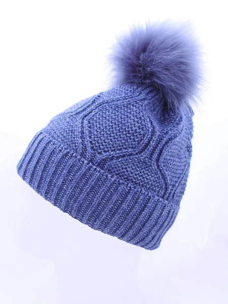 Modrý pletený vlněný klobouk izolovaných na bílém pozadí — Stock fotografie