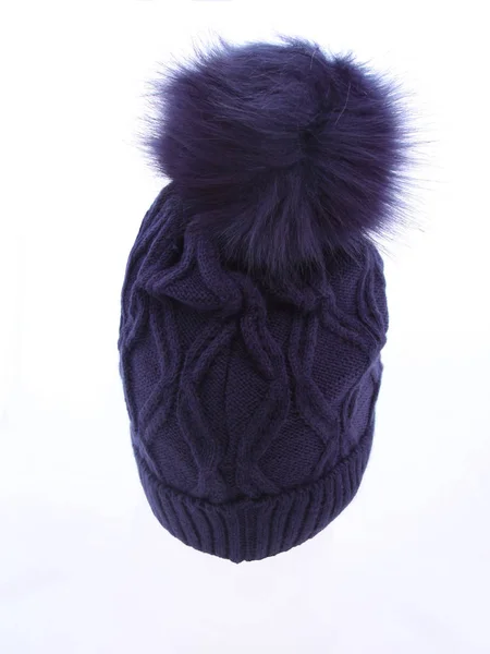 Chapéu de lã quente de mulher com pompom em um fundo branco. Cobertura para a cabeça de malha azul com decoração de pele e cristais para mulher, menina. Acessório elegante para proteção contra frio, vento e geada — Fotografia de Stock