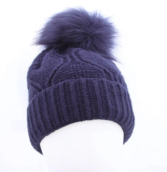 Sombrero de invierno azul oscuro sobre un fondo blanco —  Fotos de Stock