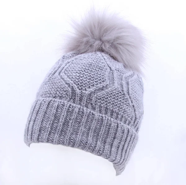 Chapéu de inverno feito à mão no fundo branco  . — Fotografia de Stock