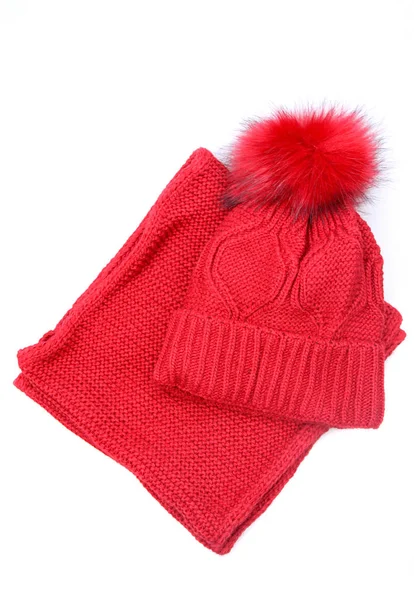 Stickad röd hatt och halsduk på vit träbakgrund. Fashionabla varma kläder för flicka eller kvinna. Ett platt ligg. Högst upp. Kopiera utrymme. — Stockfoto