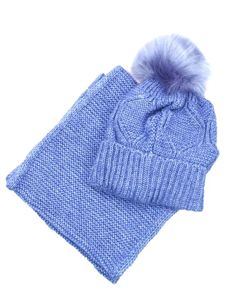 Handgestrickte Kleidung, Wollmütze und sanfte, blaue Farbe. Warme Sachen für den Winter. Ansicht von oben. Kopierraum. flache Lage. — Stockfoto