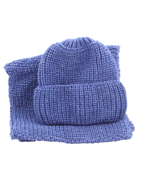 Vestiti fatti a mano in maglia, cappello di lana e soffice Snood blu. Vestiti caldi per la stagione invernale. La vista dall'alto . — Foto Stock